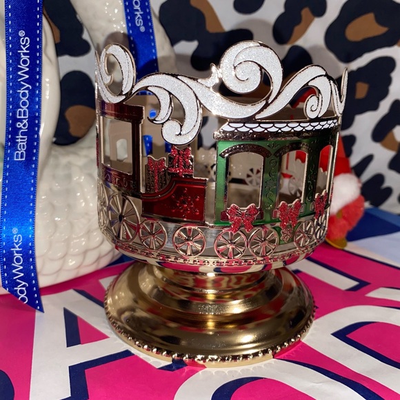 BATH AND BODY WORKS HOLIDAY TRAIN SLEEVE 3-WICK CANDLE HOLDER - Picture 9 of 9